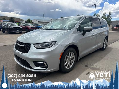 Used 2023 Chrysler Pacifica Touring-L FWD image 7