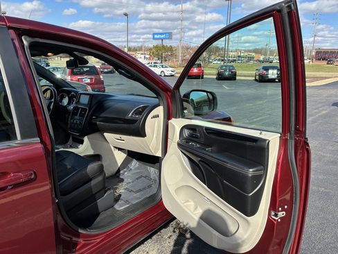 Used 2019 Dodge Grand Caravan SXT image 21