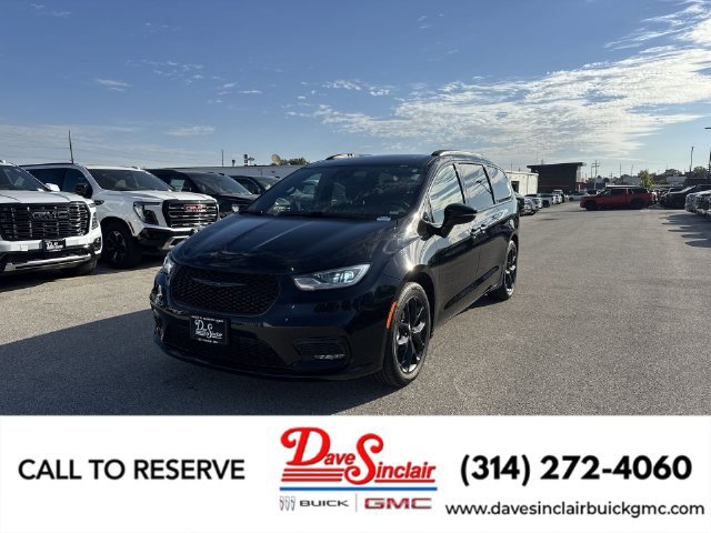 Used 2025 Chrysler Pacifica Limited FWD image 1
