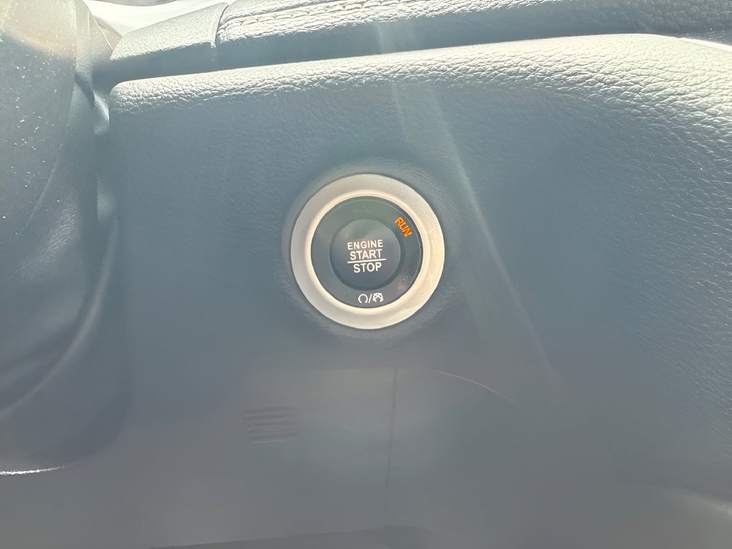 Used 2025 Chrysler Pacifica Limited FWD image 17
