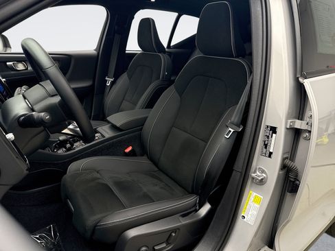 Used 2025 Volvo XC40 B5 Plus AWD/4WD image 11