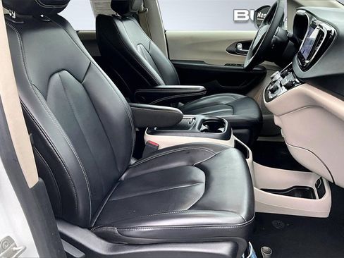 Used 2023 Chrysler Pacifica Touring-L image 7