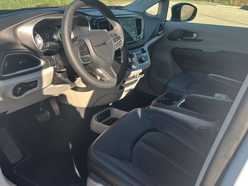 Used 2024 Chrysler Pacifica Touring-L image 11