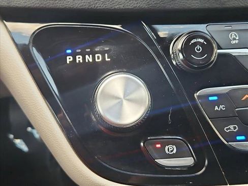 Used 2022 Chrysler Voyager LX FWD image 12