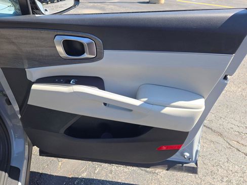Used 2022 Kia Sorento EX w/ Panoramic Sunroof Package FWD image 6