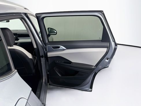 Used 2025 Volkswagen Taos SE FWD image 30