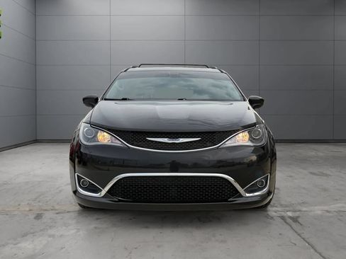 Used 2019 Chrysler Pacifica Touring-L FWD image 2