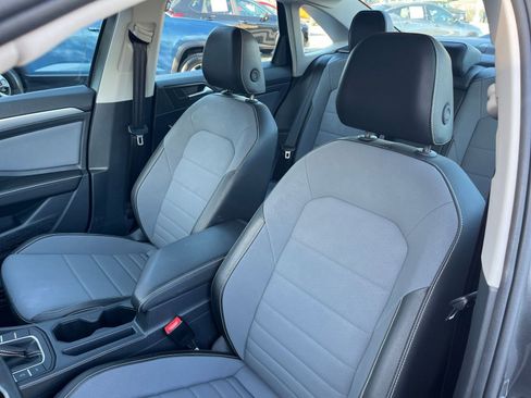 Used 2025 Volkswagen Jetta SE image 27