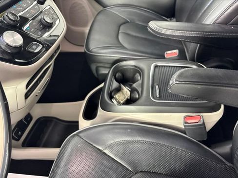 Used 2019 Chrysler Pacifica Limited w/ Tire & Wheel Group FWD image 19