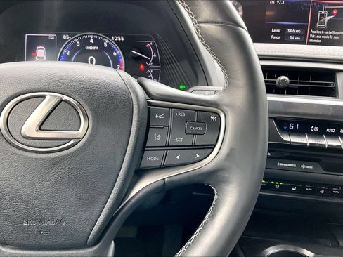 Used 2019 Lexus UX 200 w/ Premium Package FWD image 11