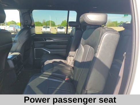 Used 2024 Jeep Wagoneer Series II w/ Flexible Seating Group RWD image 18