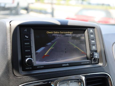 Used 2014 Chrysler Town & Country Touring FWD image 10