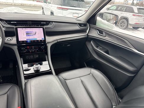 Used 2023 Jeep Grand Cherokee Limited w/ Black Appearance Package image 13