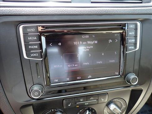 Used 2017 Volkswagen Jetta SE FWD image 18