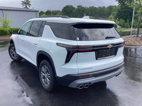 Used 2024 Chevrolet Traverse LT FWD image 2