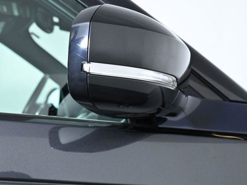 Used 2019 Land Rover Discovery HSE image 10