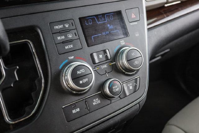 Used 2016 Toyota Sienna Limited Premium FWD image 30