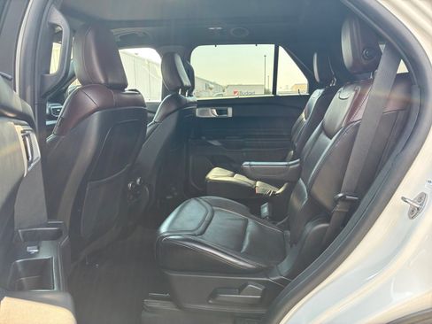 Used 2020 Ford Explorer Platinum w/ Premium Technology Package AWD/4WD image 24