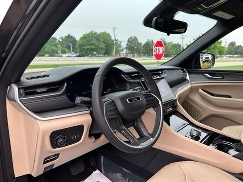 Used 2023 Jeep Grand Cherokee Limited AWD/4WD image 15