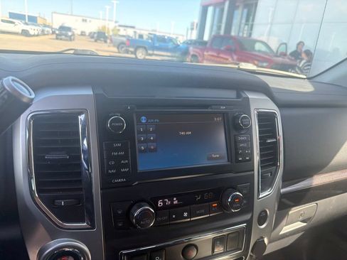 Used 2017 Nissan Titan SV AWD/4WD image 16