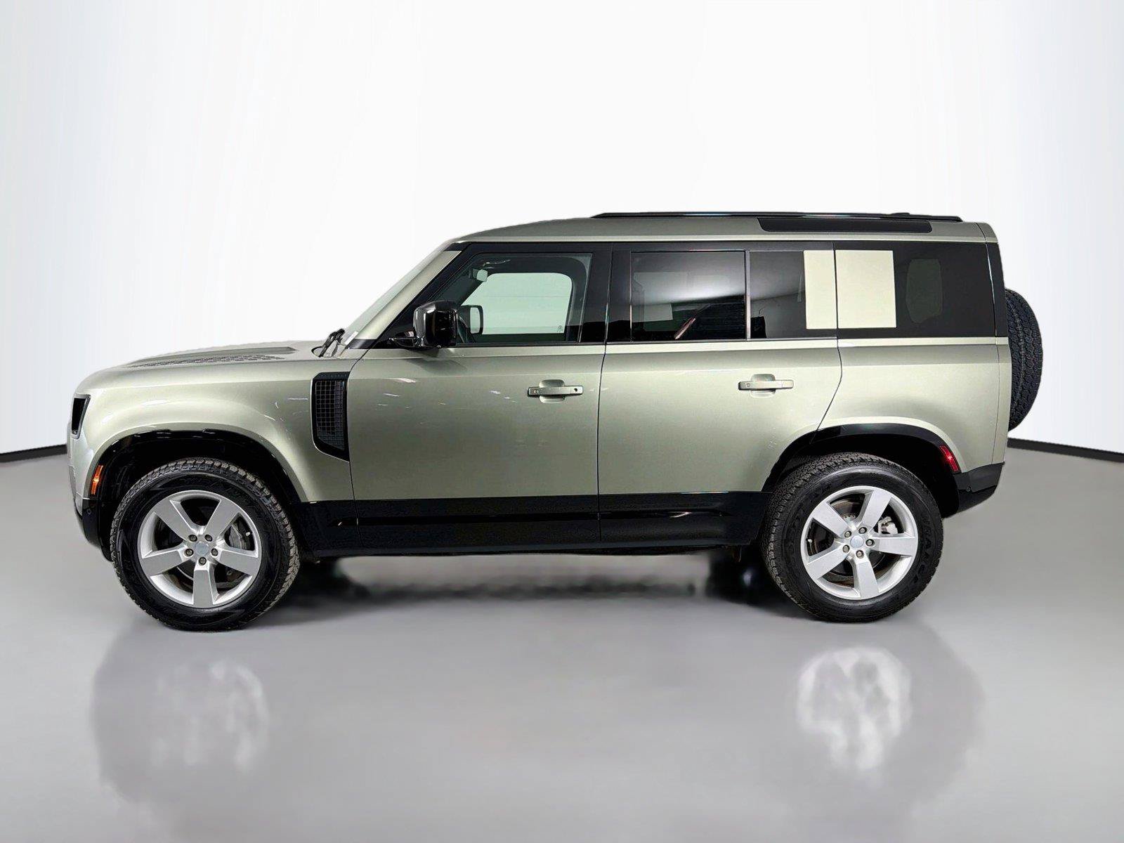 Certified 2025 Land Rover Defender 110 X-Dynamic SE AWD/4WD image 8