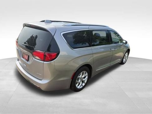 Used 2020 Chrysler Pacifica Limited FWD image 3