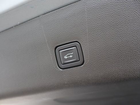 Used 2023 Chevrolet Traverse LT image 37