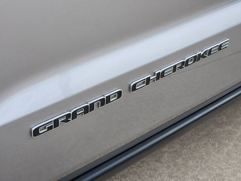 Used 2019 Jeep Grand Cherokee Limited image 14