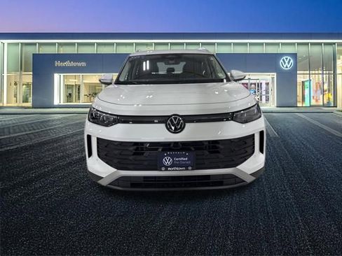 Certified 2025 Volkswagen Tiguan SE image 5