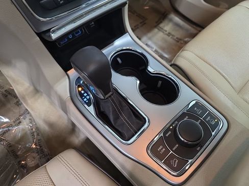 Used 2018 Jeep Grand Cherokee Overland AWD/4WD image 25