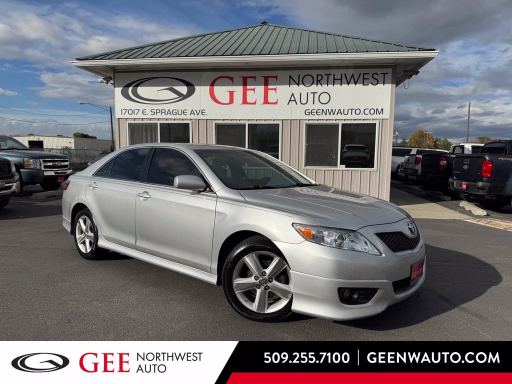 Used 2010 Toyota Camry SE FWD image 1