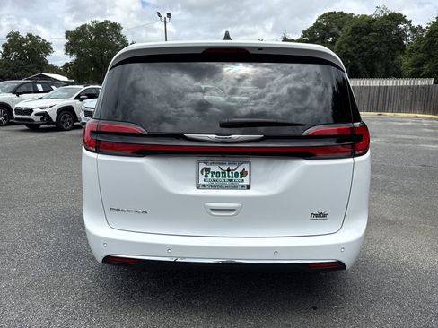 Used 2025 Chrysler Pacifica Select FWD image 4