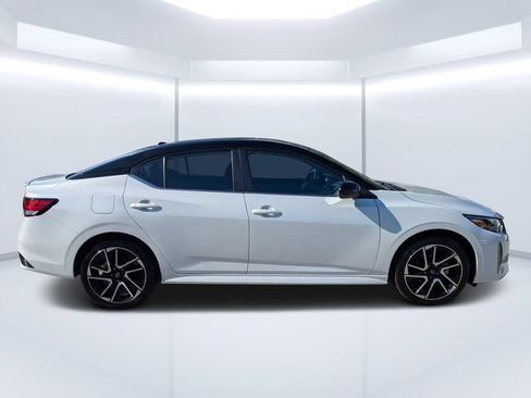 Used 2025 Nissan Sentra SR FWD image 2