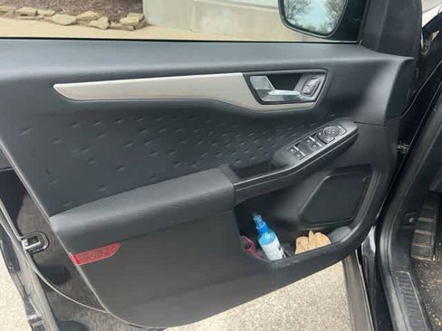 Used 2020 Ford Escape SE image 3