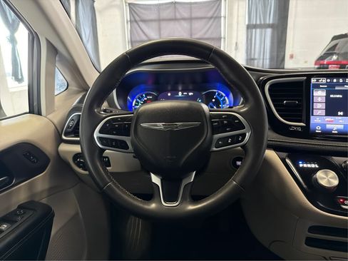 Used 2022 Chrysler Pacifica Touring-L FWD image 22