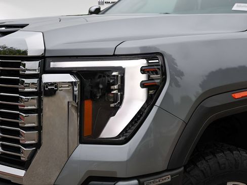Used 2024 GMC Sierra 2500 Denali w/ Denali Reserve Package AWD/4WD image 3