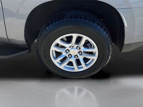 Used 2022 Chevrolet Suburban LT RWD image 23