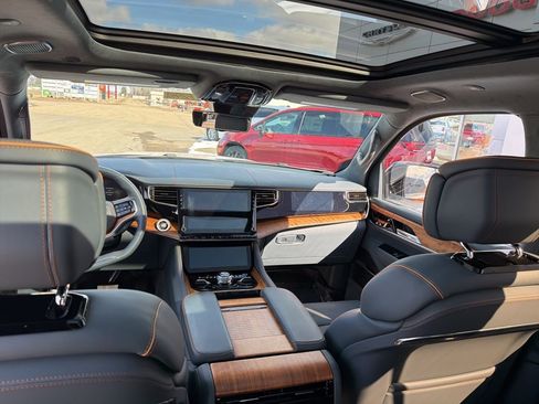 Used 2023 Jeep Grand Wagoneer Series III image 18