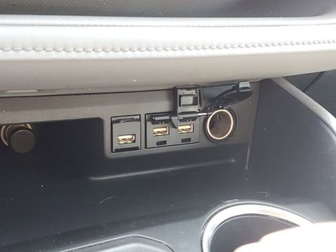 Used 2021 Toyota Highlander LE image 19