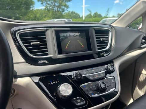 Used 2020 Chrysler Pacifica Touring-L FWD image 26