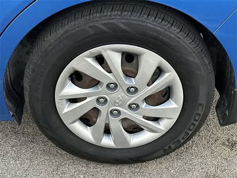 Used 2017 Hyundai Elantra SE image 5