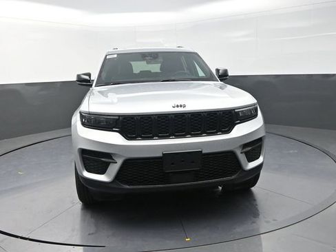 New 2025 Jeep Grand Cherokee Altitude image 4