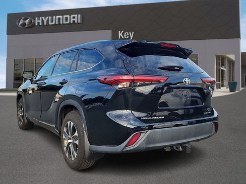 Used 2021 Toyota Highlander XLE AWD/4WD image 5