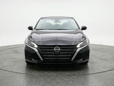 Used 2025 Nissan Altima 2.5 SV FWD image 2