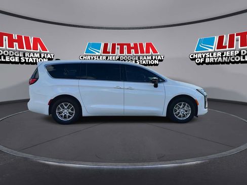 New 2027 Chrysler Pacifica Select FWD image 9