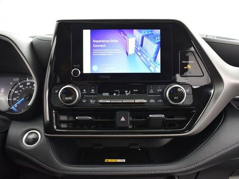 Used 2024 Toyota Highlander XLE image 12