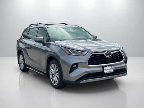 Used 2025 Toyota Highlander Platinum AWD/4WD image 3