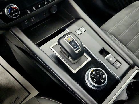 Used 2023 Mitsubishi Outlander SE image 16