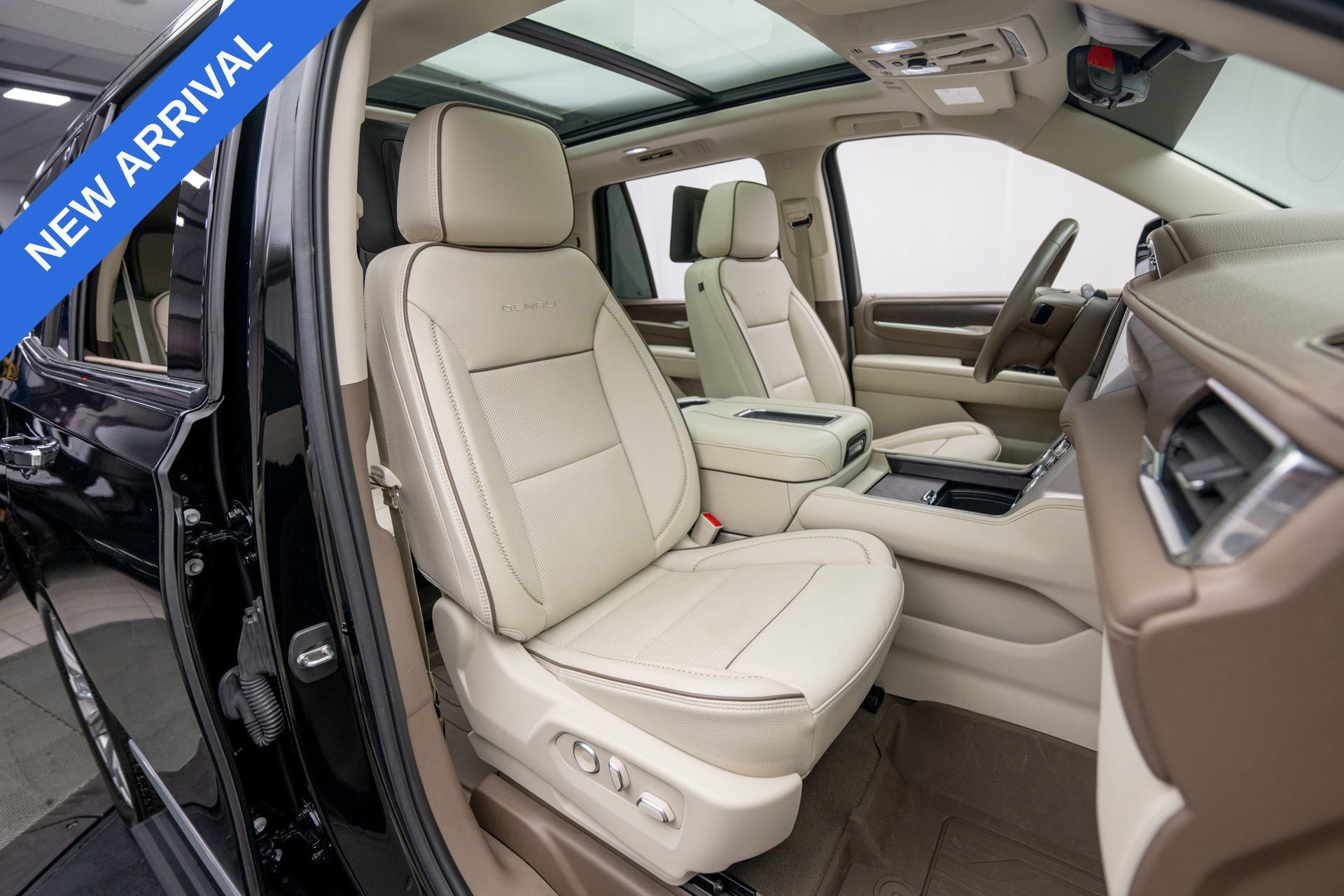Used 2023 GMC Yukon Denali w/ Advanced Technology Package AWD/4WD image 15