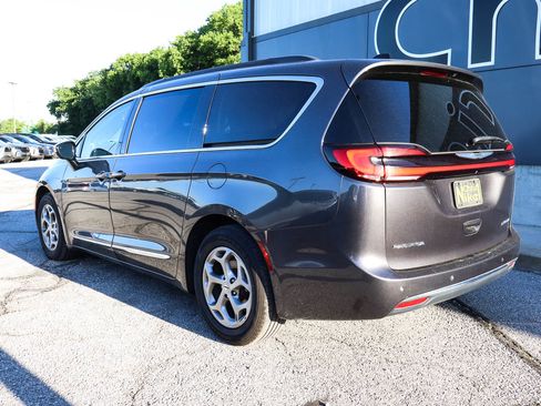 Used 2023 Chrysler Pacifica Limited FWD image 6
